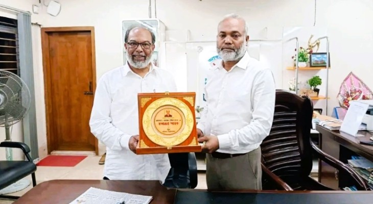 নবনিযুক্ত উপাচার্য সদ্য সাবেক উপাচার্যকে ফুল ও ক্রেস্ট দিয়ে বিদায় জানালেন